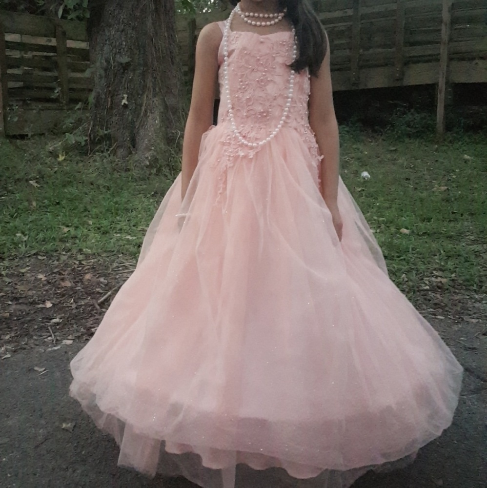 6/7 peach gown in girls